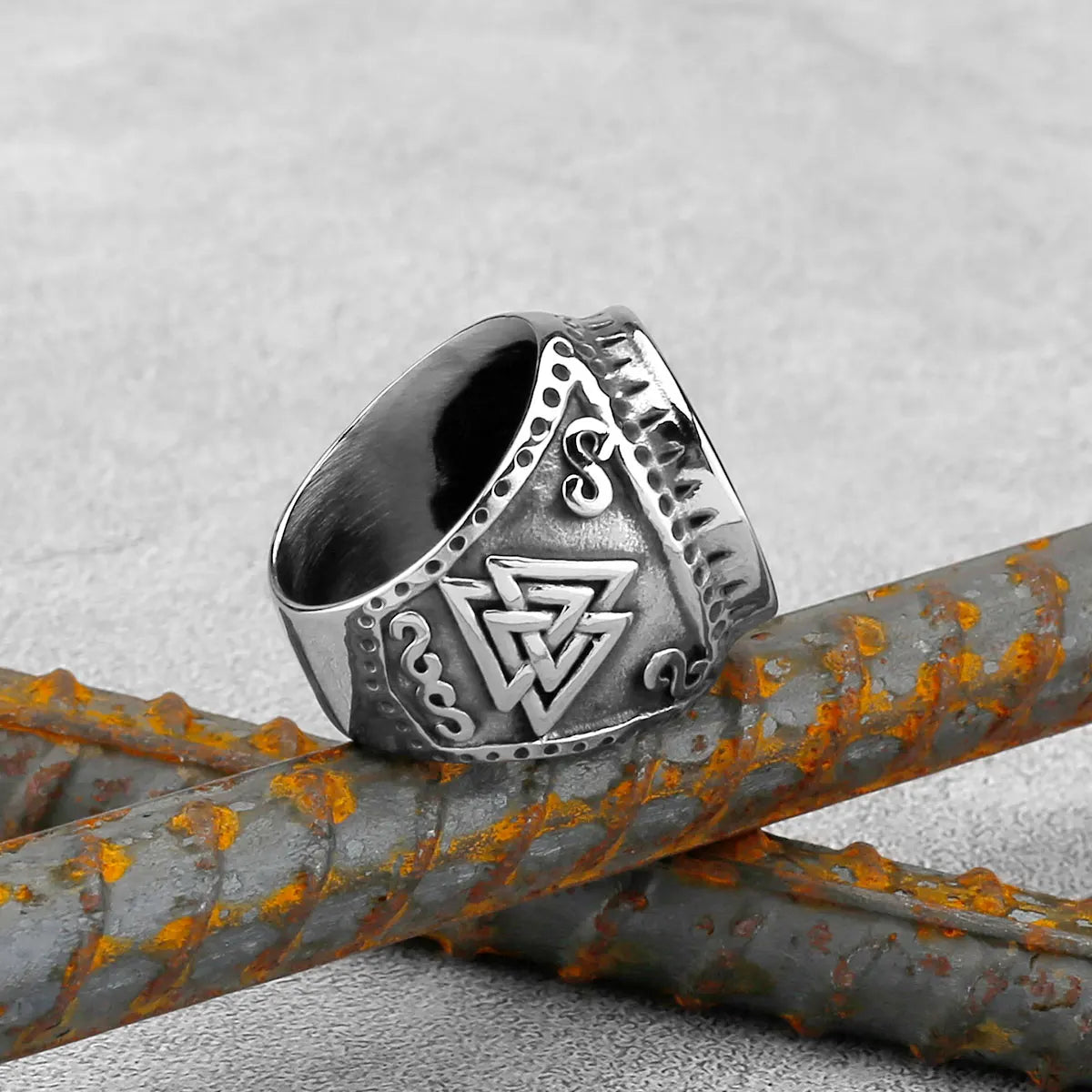 ⚔️ Porte un symbole ancien. Incarne la force, le destin et l’honneur.