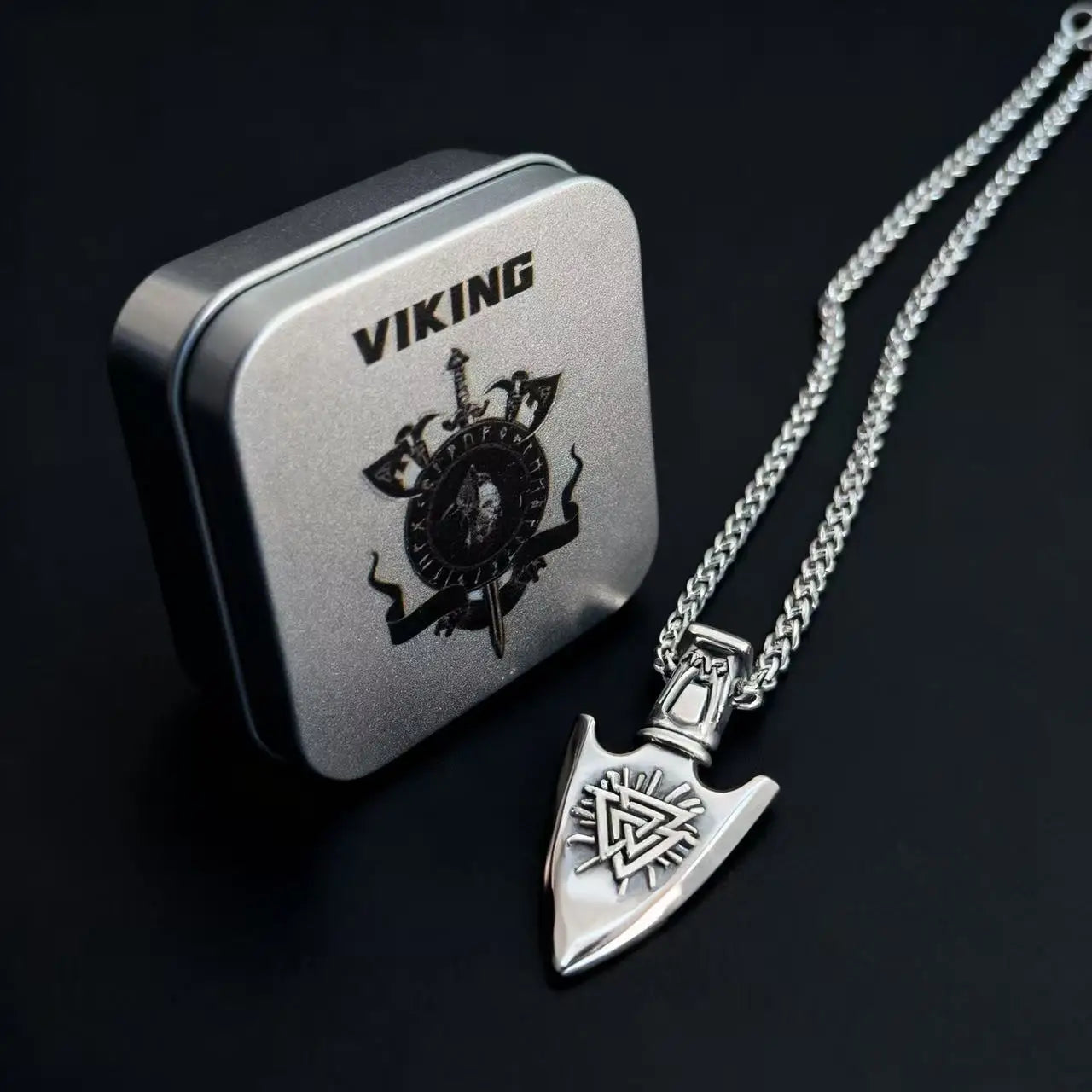 ⚔️ Incarnez la force d’Odin et affirmez votre style avec un bijou au symbole puissant.