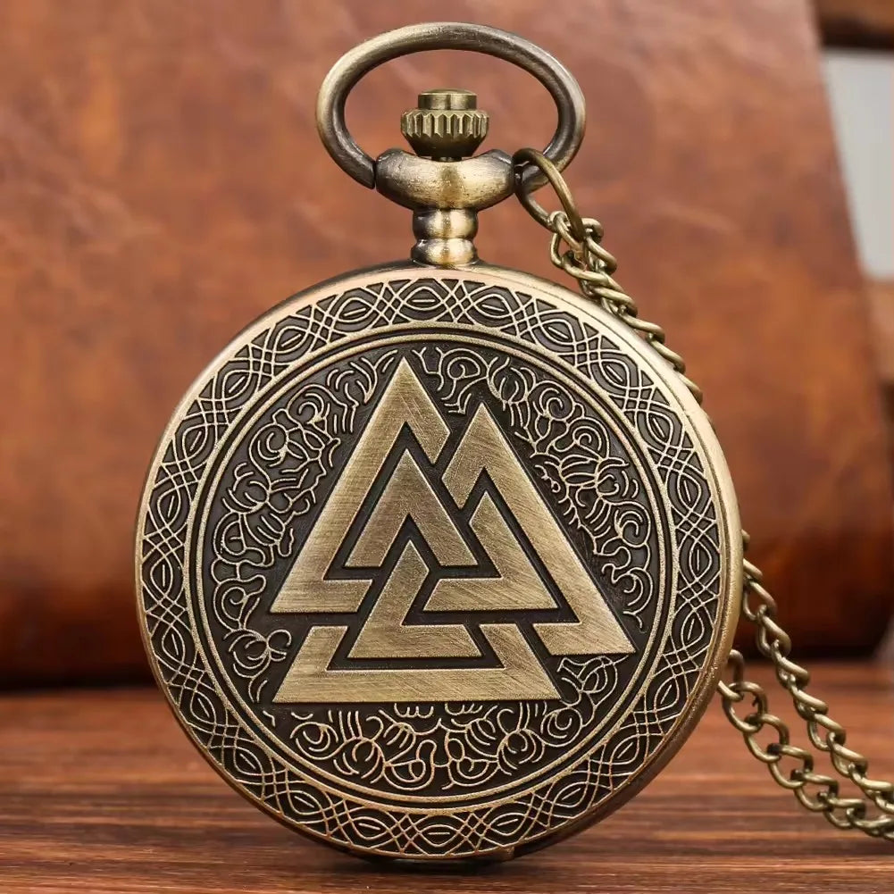 ⏳ Le temps appartient aux guerriers. Porte un symbole chargé de puissance et de mystère.